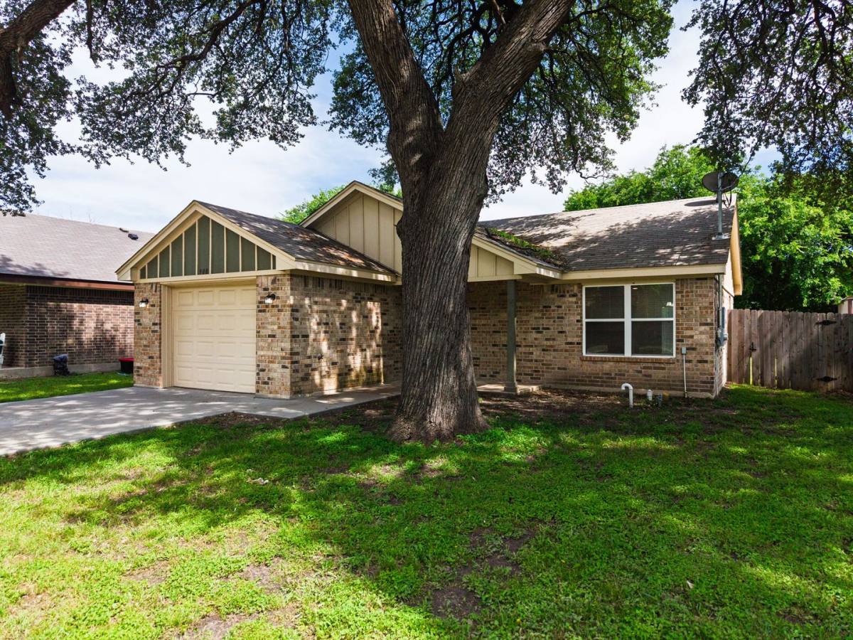 House for rent at 908 E Ave, Lampasas, TX 76550