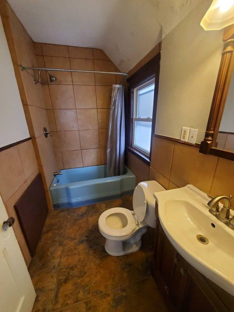 Apartment for rent at 14205 Savannah Ave, Cleveland, OH 44112