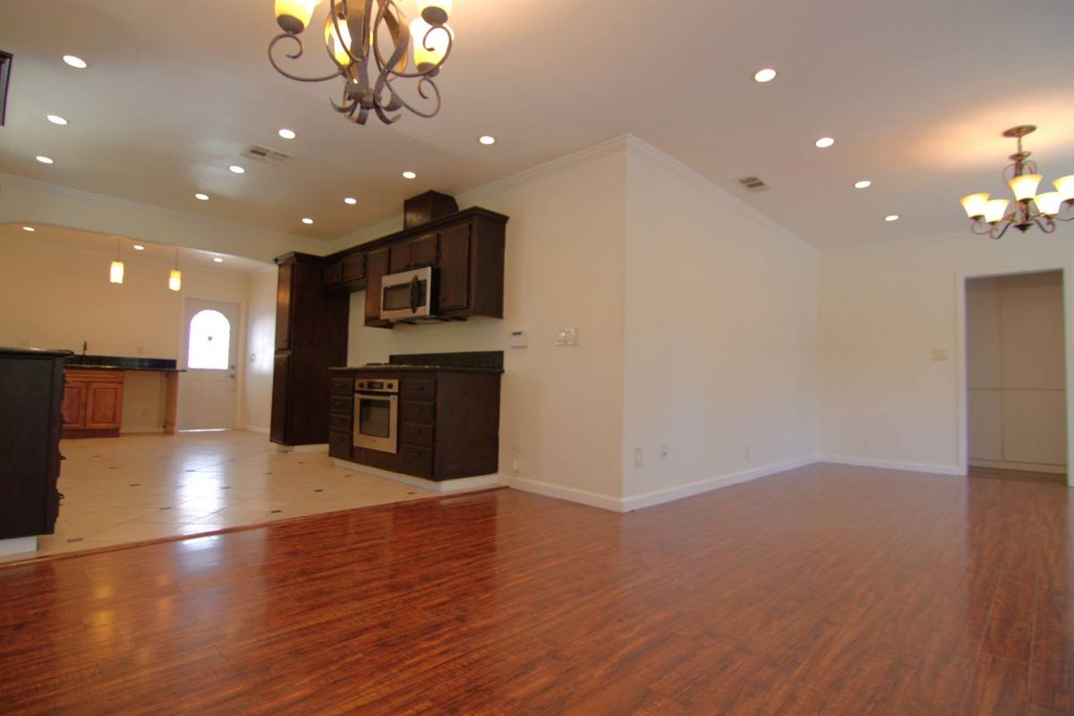 House for rent at 6730 Balboa Blvd, Van Nuys, CA 91406