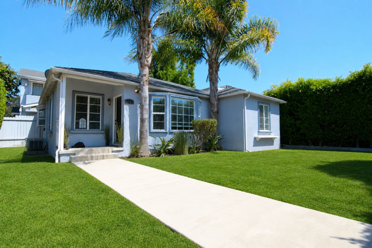 House for rent at 6730 Balboa Blvd, Van Nuys, CA 91406