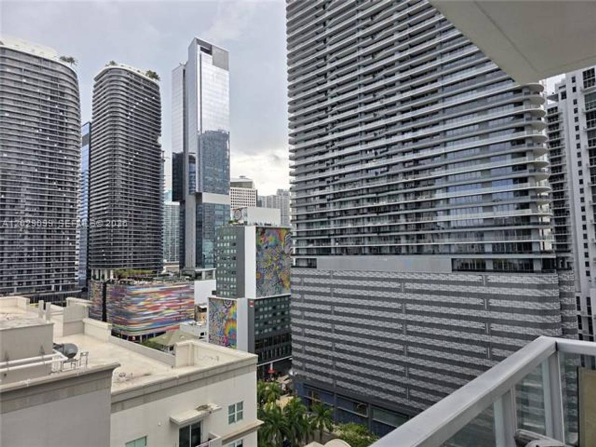 Apartment for rent at 1111 SW 1st Ave, Miami, FL 33130