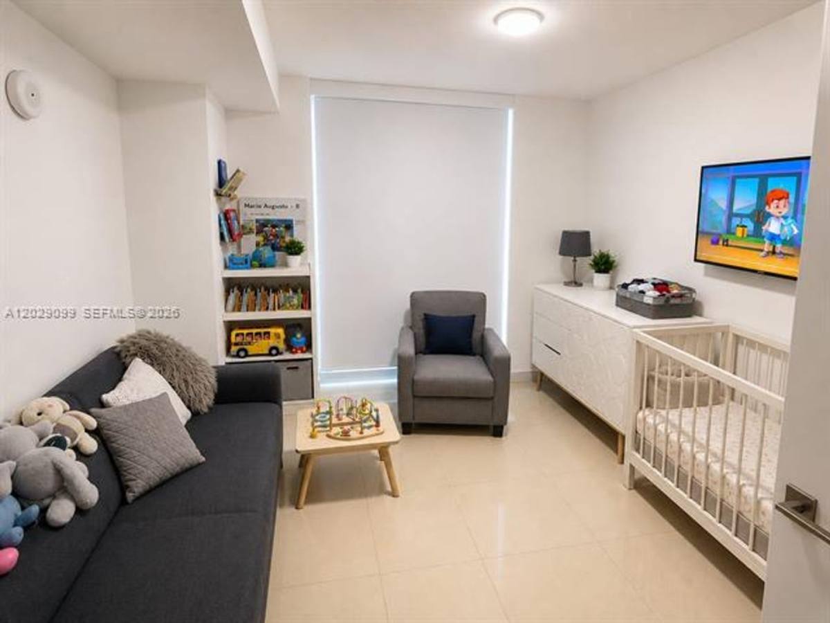 Apartment for rent at 1111 SW 1st Ave, Miami, FL 33130