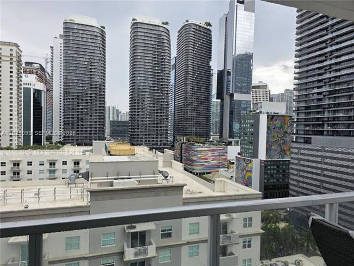 Apartment for rent at 1111 SW 1st Ave, Miami, FL 33130