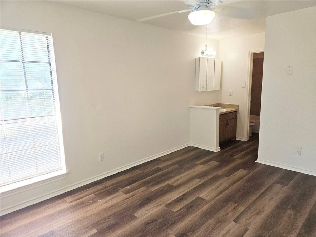 Apartment for rent at 508 E Denton Dr, Euless, TX 76039