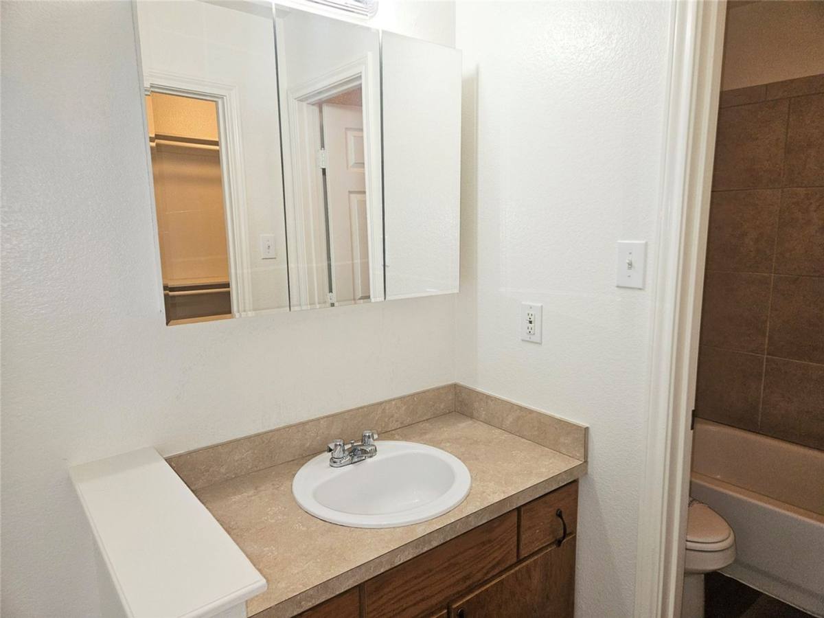 Apartment for rent at 508 E Denton Dr, Euless, TX 76039