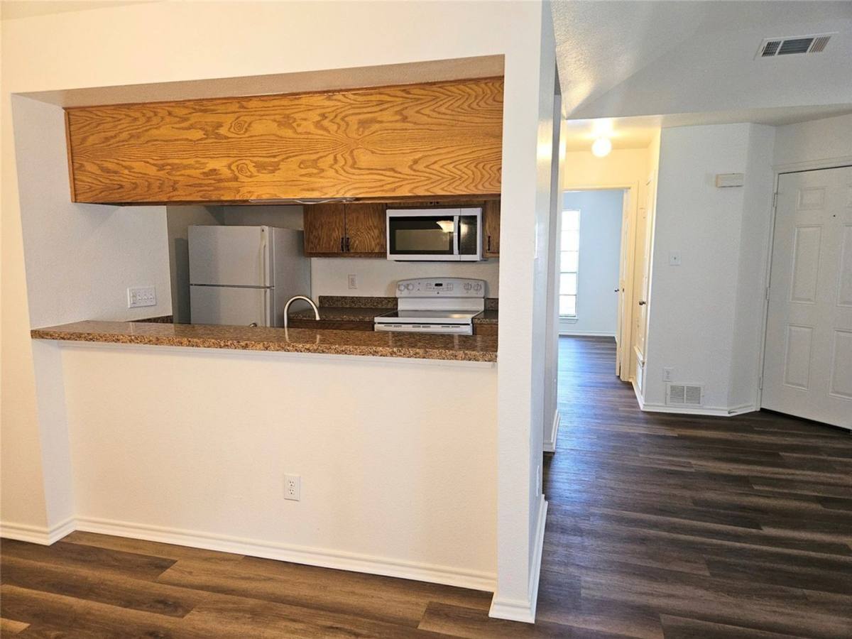 Apartment for rent at 508 E Denton Dr, Euless, TX 76039