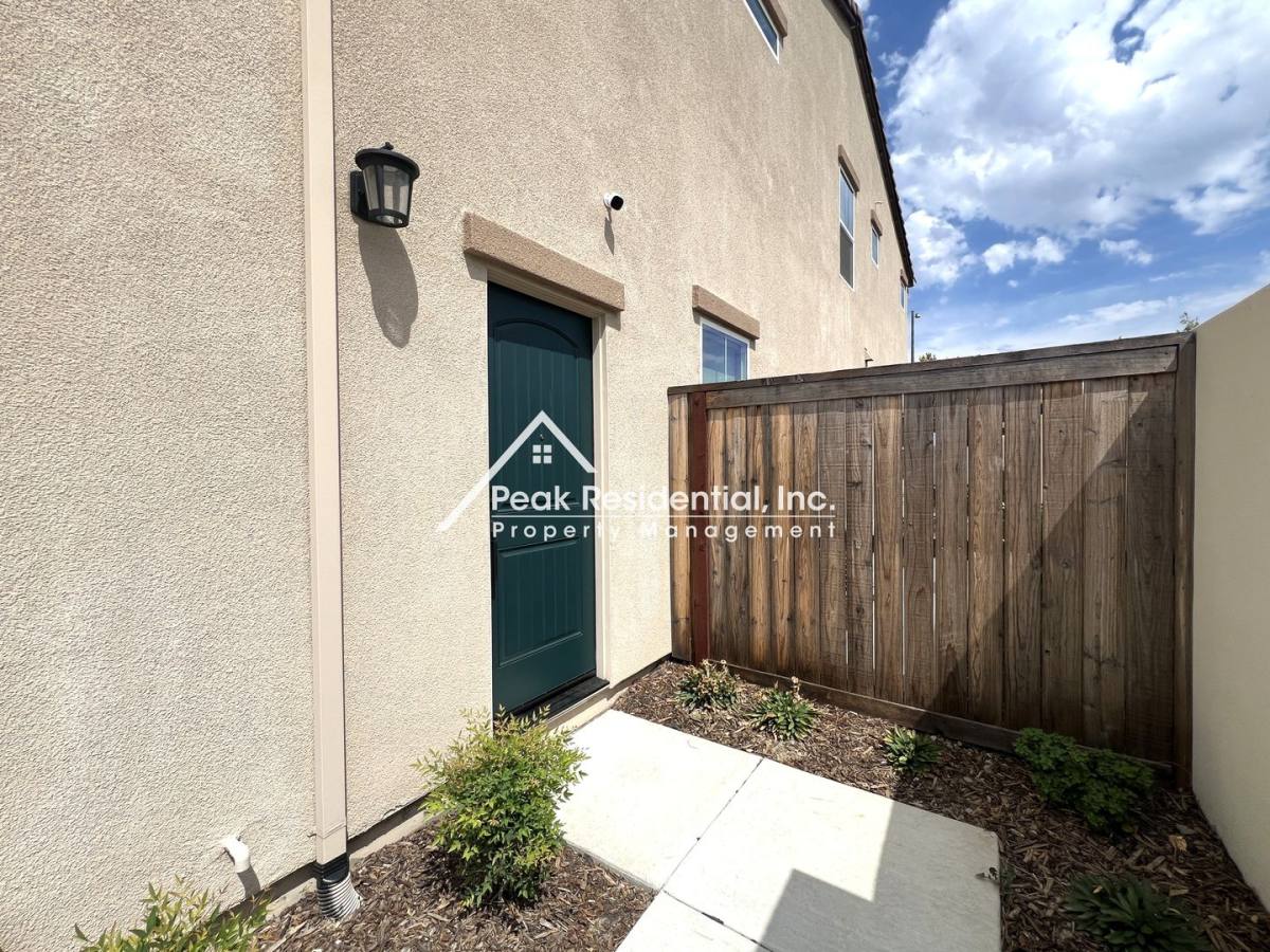 House for rent at 599 Lost River Lane, West Sacramento, CA 95605