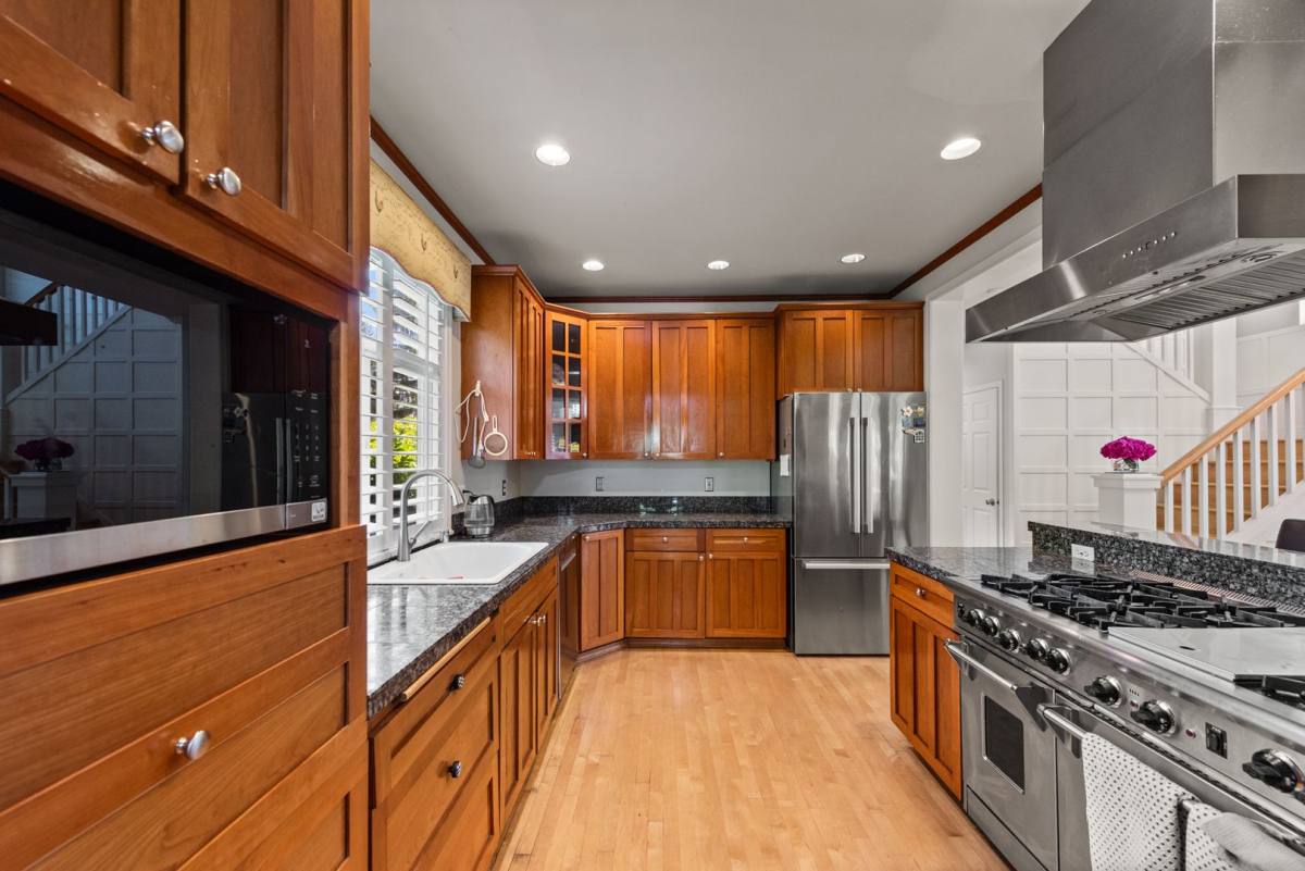 House for rent at 10706 NE 24th St, Bellevue, WA 98004