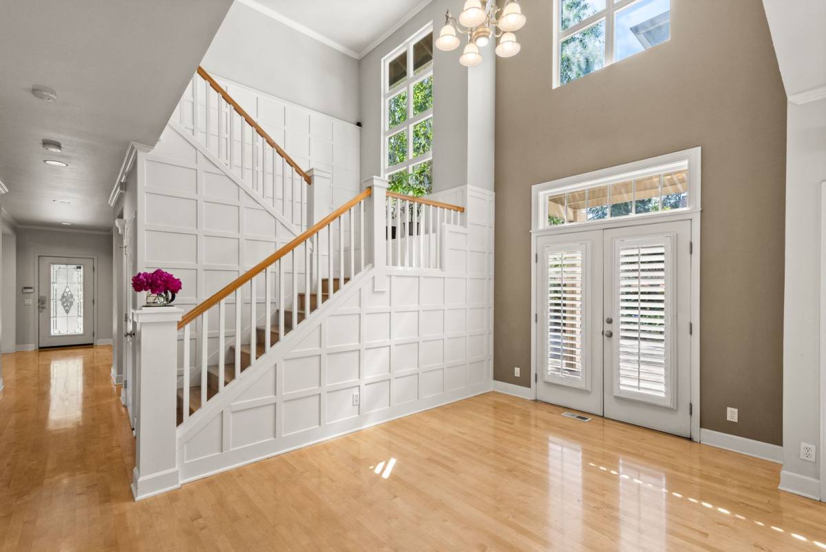 House for rent at 10706 NE 24th St, Bellevue, WA 98004