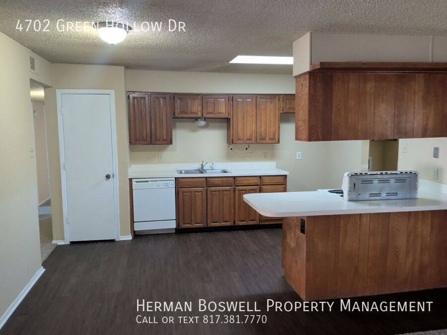 House for rent at 4702 Green Hollow Dr, Arlington, TX 76017