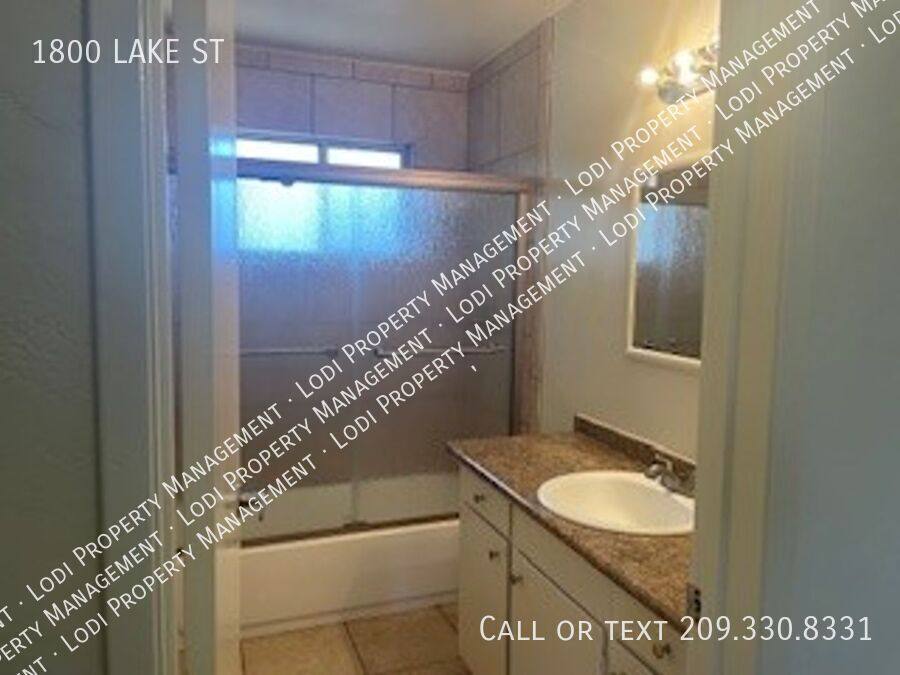 Apartment for rent at 1800 Lake St, Lodi, CA 95242