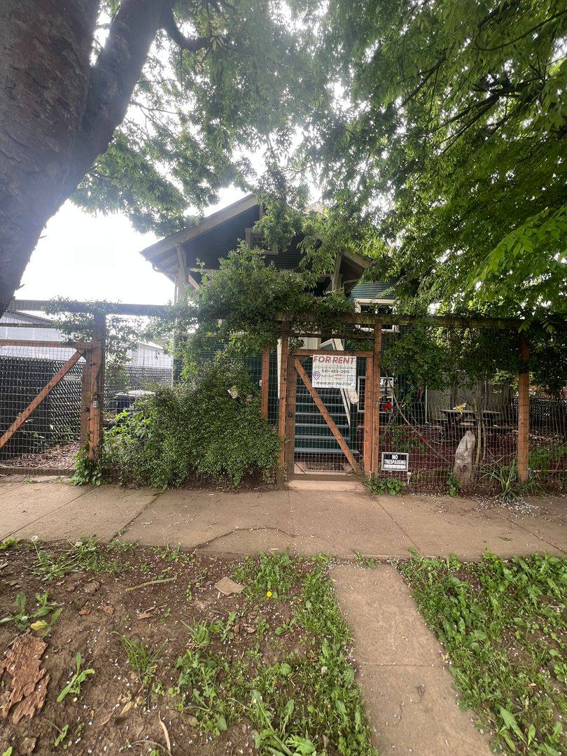 Townhouse for rent at 1082-1084 W 2nd St, Eugene, OR 97401