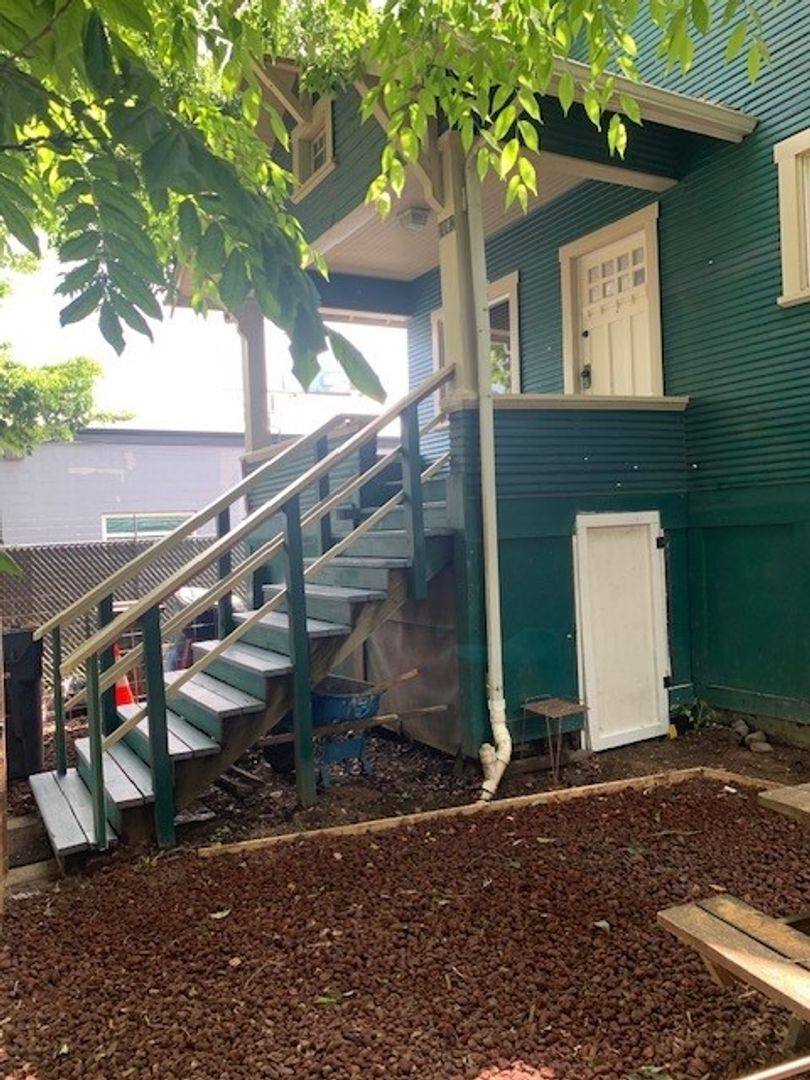 Townhouse for rent at 1082-1084 W 2nd St, Eugene, OR 97401