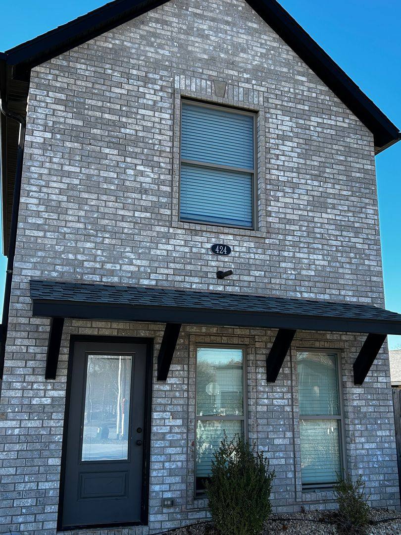 Townhouse for rent at 424 N F St, Rogers, AR 72756