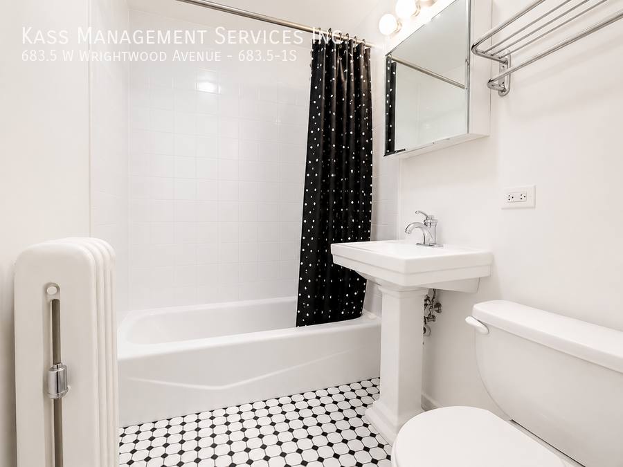 Apartment for rent at 6835 W Wrightwood Ave #1S, Chicago, IL 60614