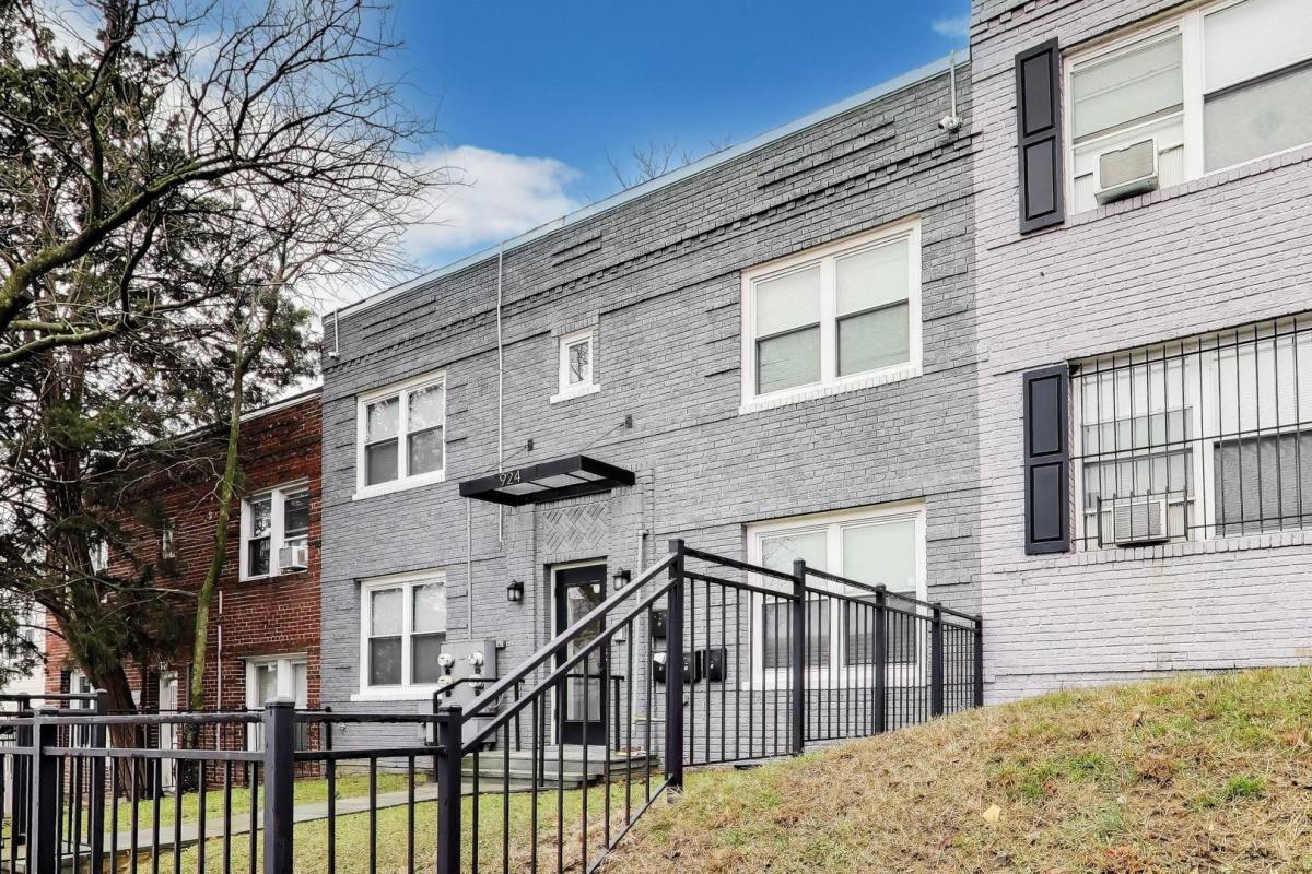 Apartment for rent at 924 19th St NE, Washington, DC 20002