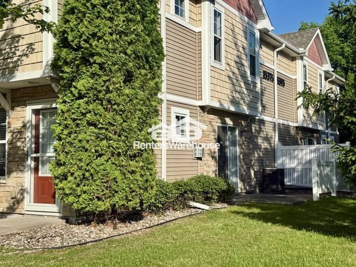 Townhouse for rent at 15375 60th Ave N, Minneapolis, MN 55446