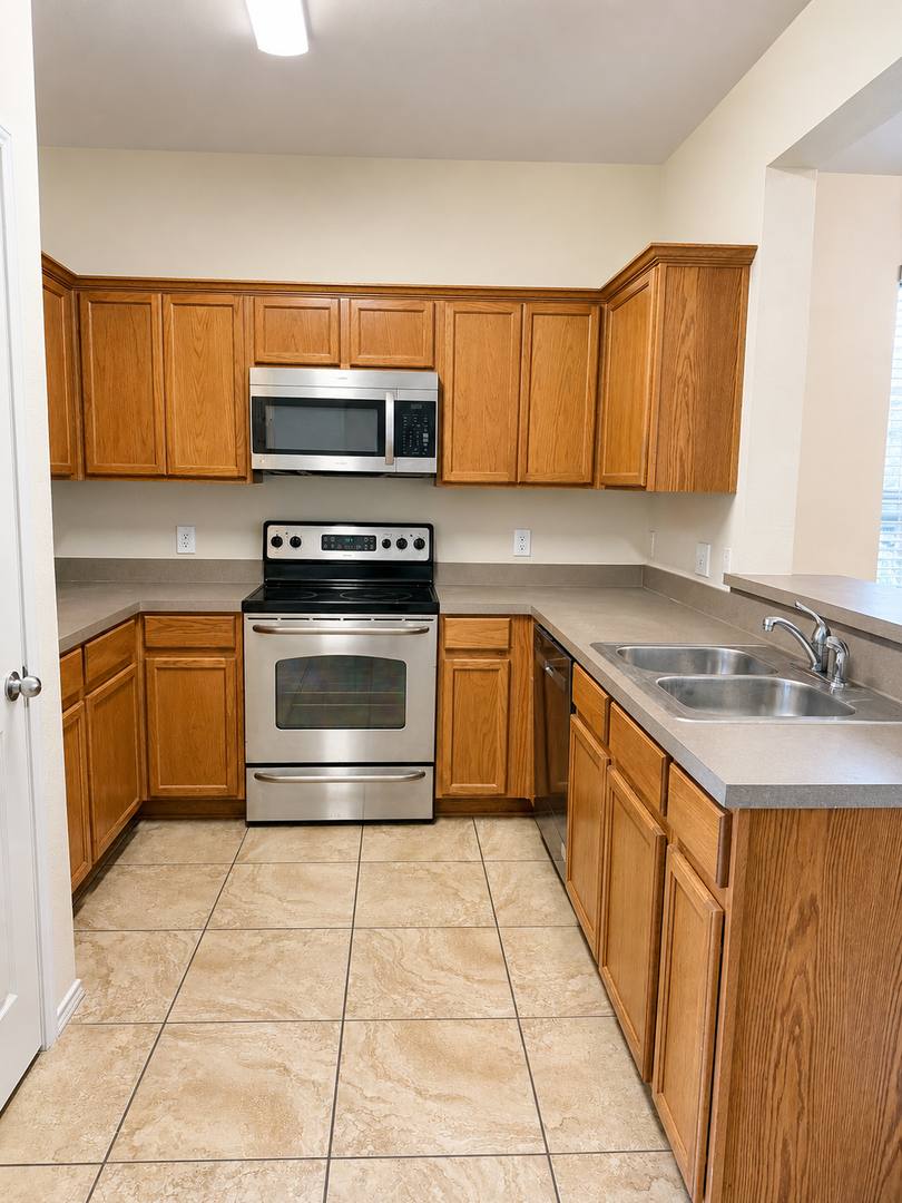Townhouse for rent at 10633 Traymore Dr, Keller, TX 76244