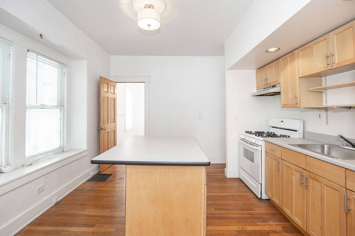 Apartment for rent at 6911 Franklin Ave, Cleveland, OH 44113