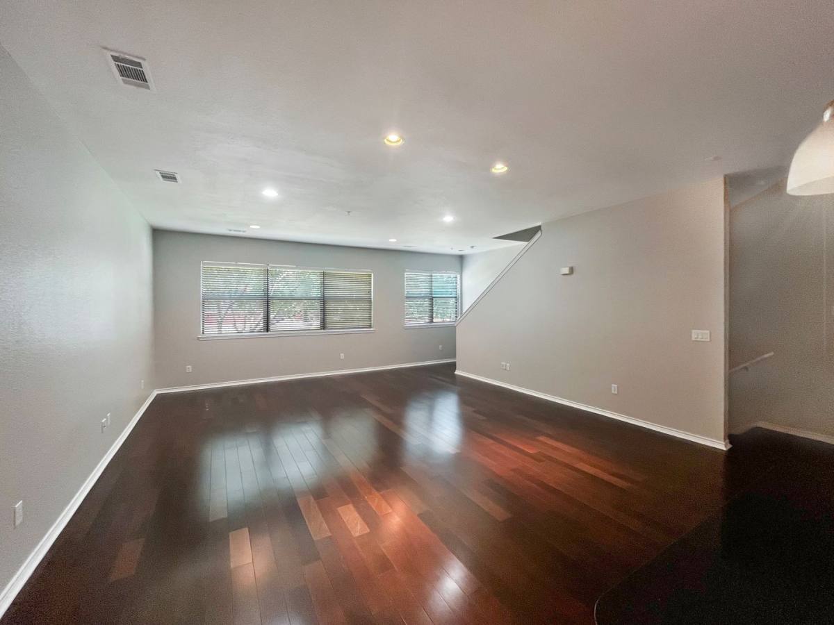 Townhouse for rent at 1207 Beaconsfield Lane, Arlington, TX 76011