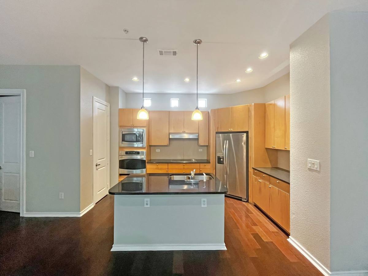 Townhouse for rent at 1207 Beaconsfield Lane, Arlington, TX 76011