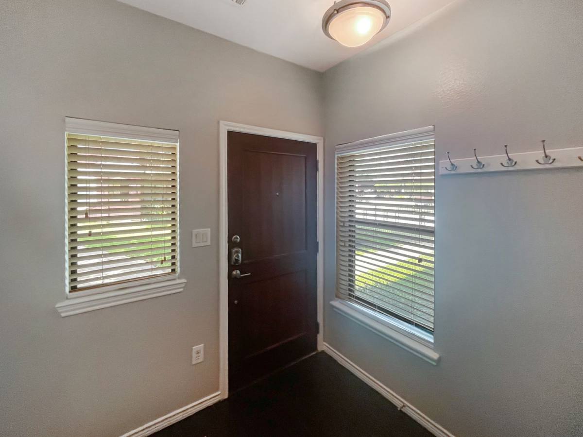 Townhouse for rent at 1207 Beaconsfield Lane, Arlington, TX 76011
