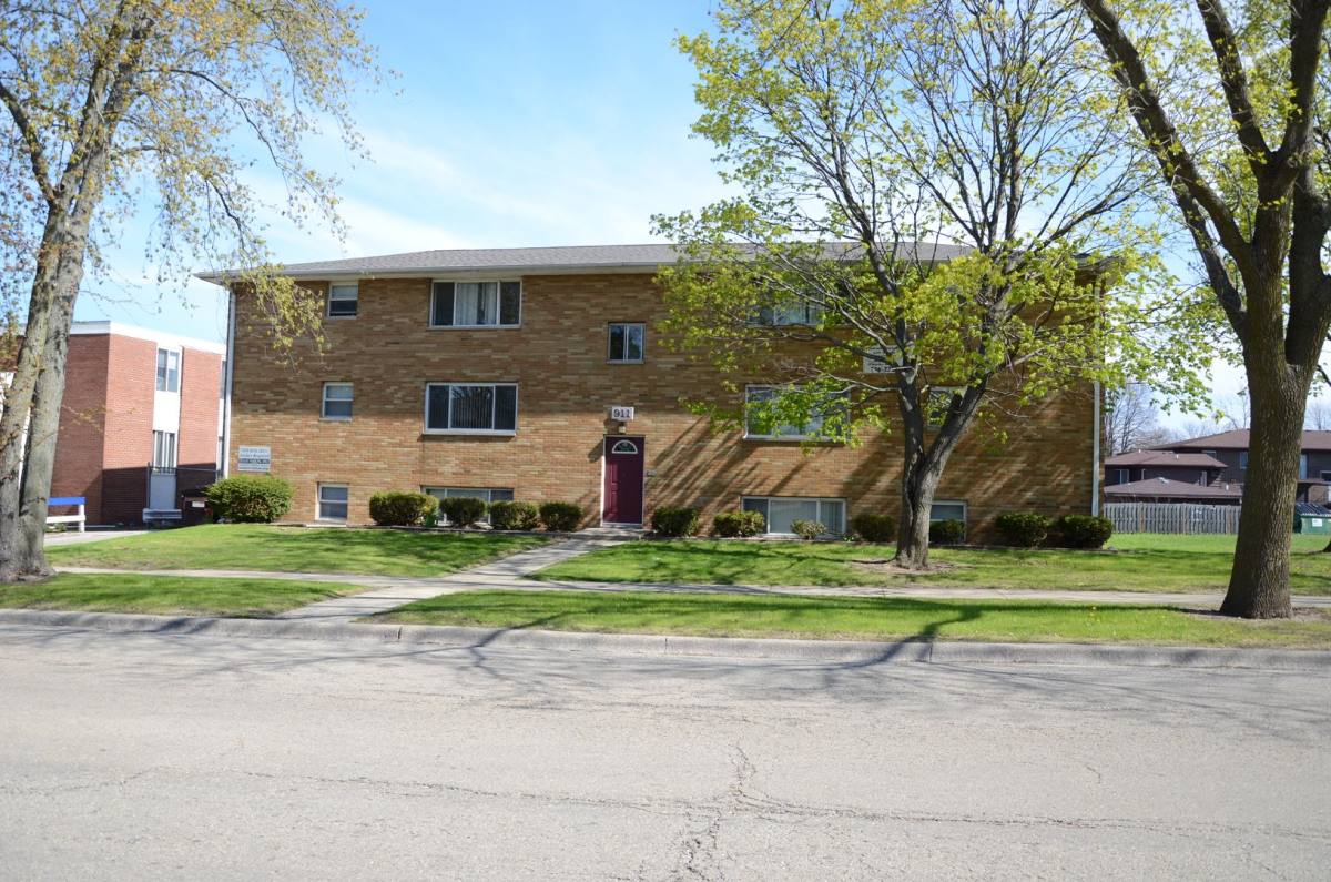 Apartment for rent at 911 Greenbrier Rd, Dekalb, IL 60115