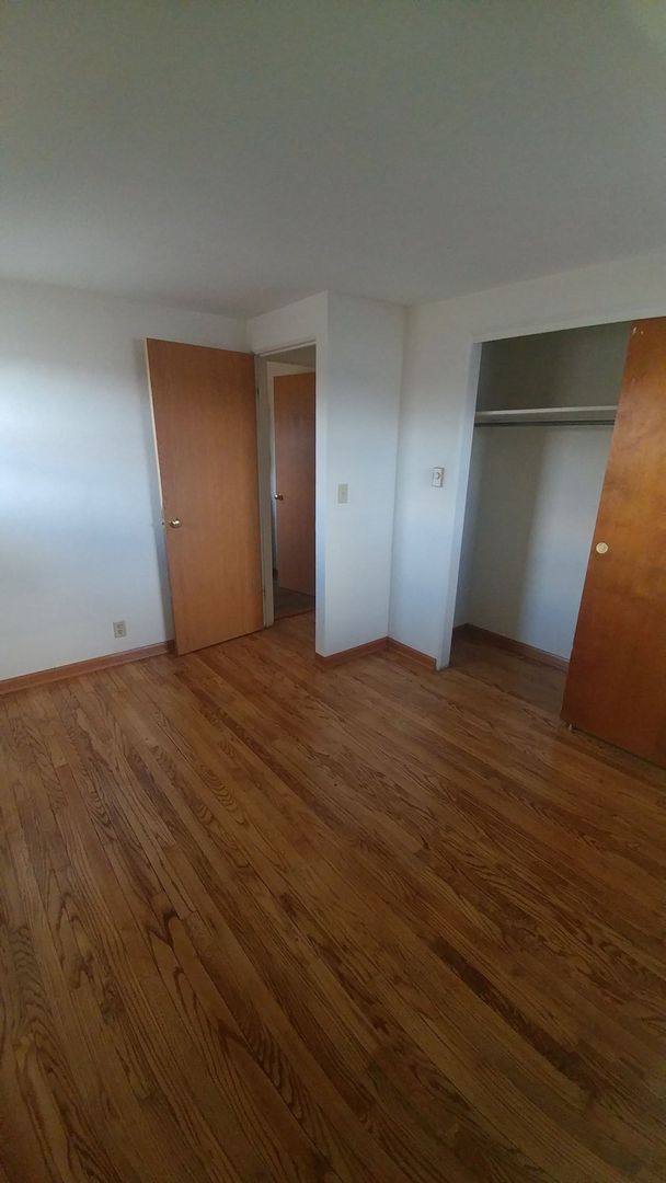 Apartment for rent at 911 Greenbrier Rd, Dekalb, IL 60115