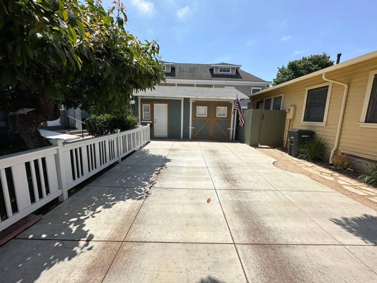 Apartment for rent at 204 S Grand St, Orange, CA 92866