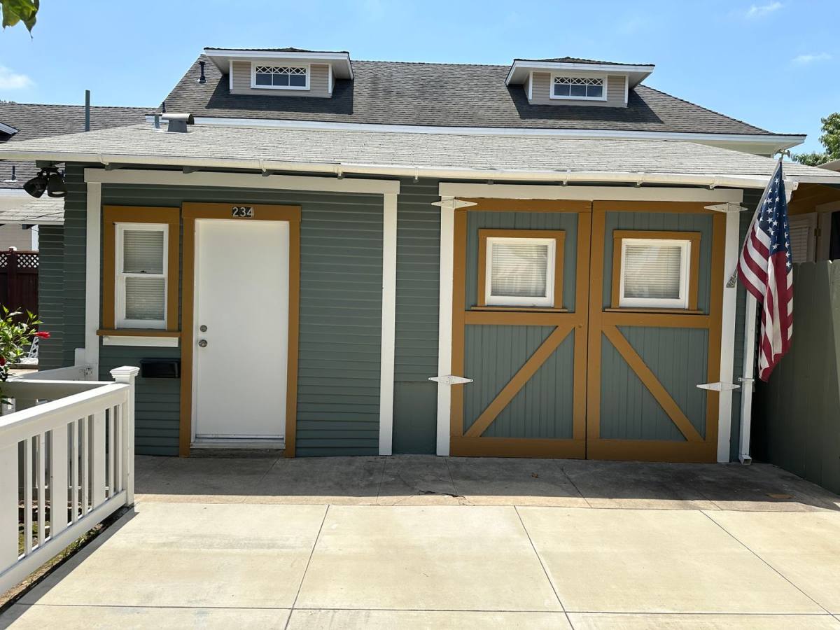 Apartment for rent at 204 S Grand St, Orange, CA 92866