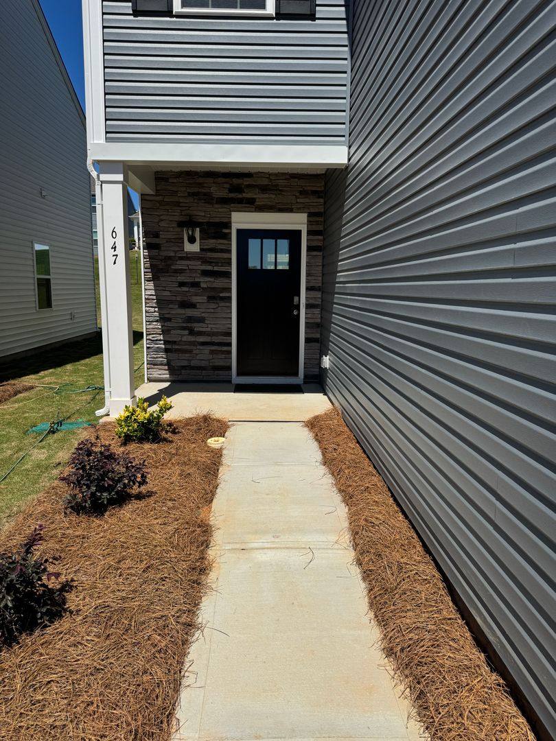 House for rent at 647 13th Ave Dr NE, Hickory, NC 28601