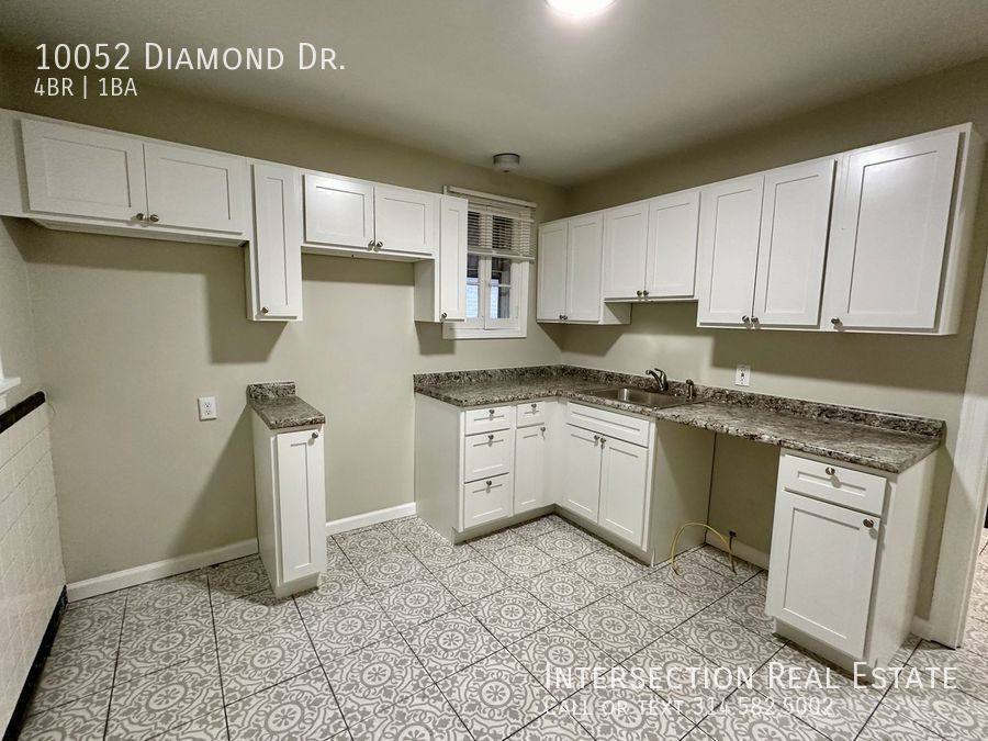 House for rent at 10052 Diamond Dr, Saint Louis, MO 63137