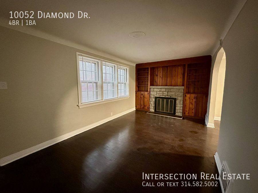House for rent at 10052 Diamond Dr, Saint Louis, MO 63137