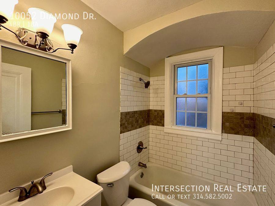 House for rent at 10052 Diamond Dr, Saint Louis, MO 63137