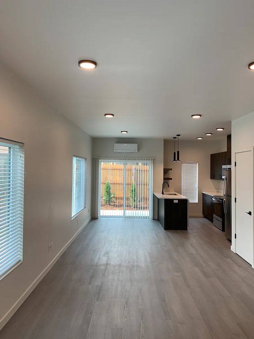 Apartment for rent at 411 Holbrook Lane, Creswell, OR 97426