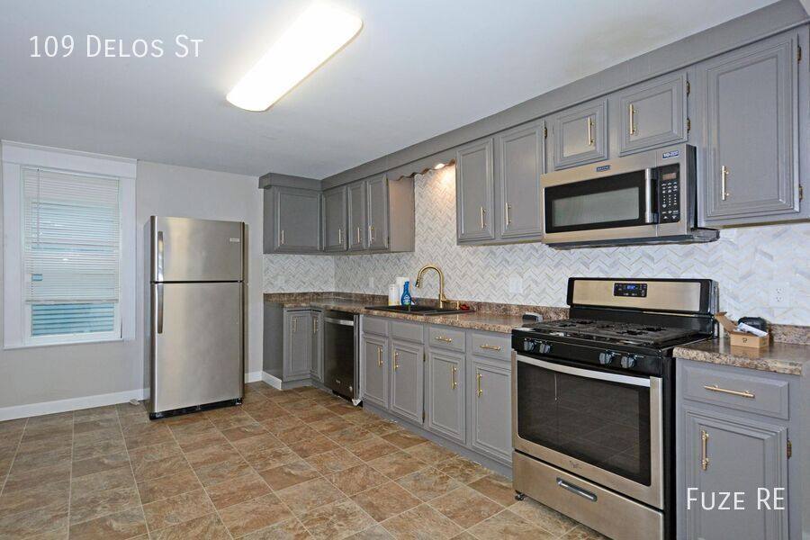 House for rent at 109 Delos St, Saint Paul, MN 55107