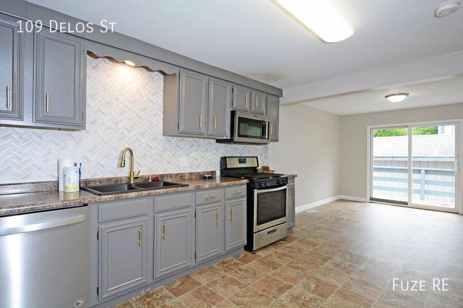 House for rent at 109 Delos St, Saint Paul, MN 55107