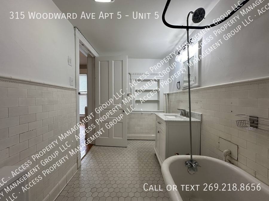 Apartment for rent at 315 Woodward Ave #5, Kalamazoo, MI 49007