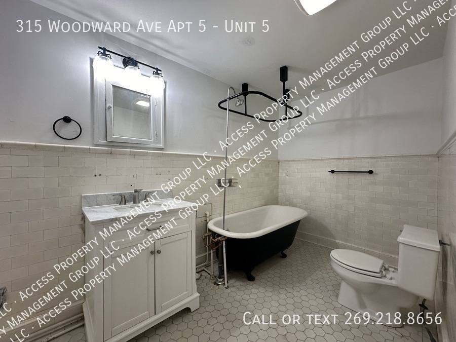 Apartment for rent at 315 Woodward Ave #5, Kalamazoo, MI 49007