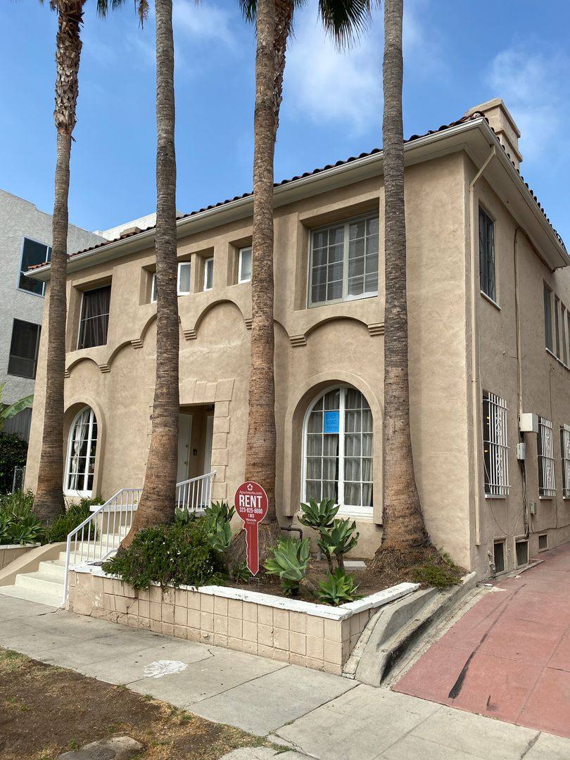 Apartment for rent at 6143 Orange St, Los Angeles, CA 90048