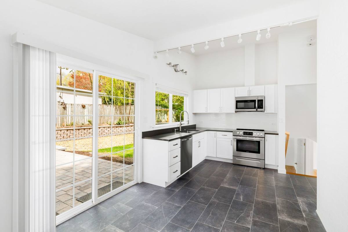 House for rent at 15666 SE 9th St, Bellevue, WA 98008