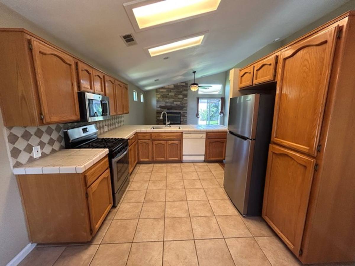 House for rent at 1896 Mathew Ave, Farmersville, CA 93223