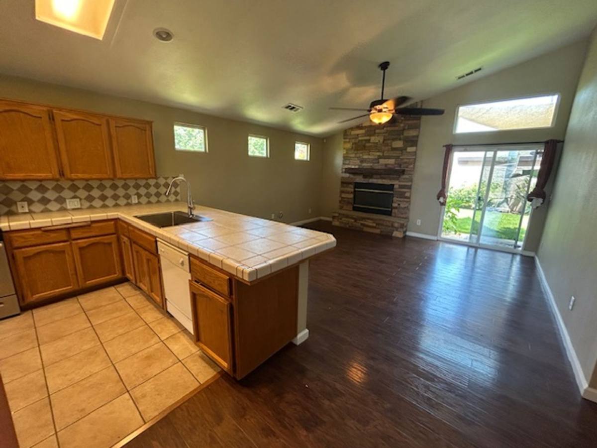 House for rent at 1896 Mathew Ave, Farmersville, CA 93223