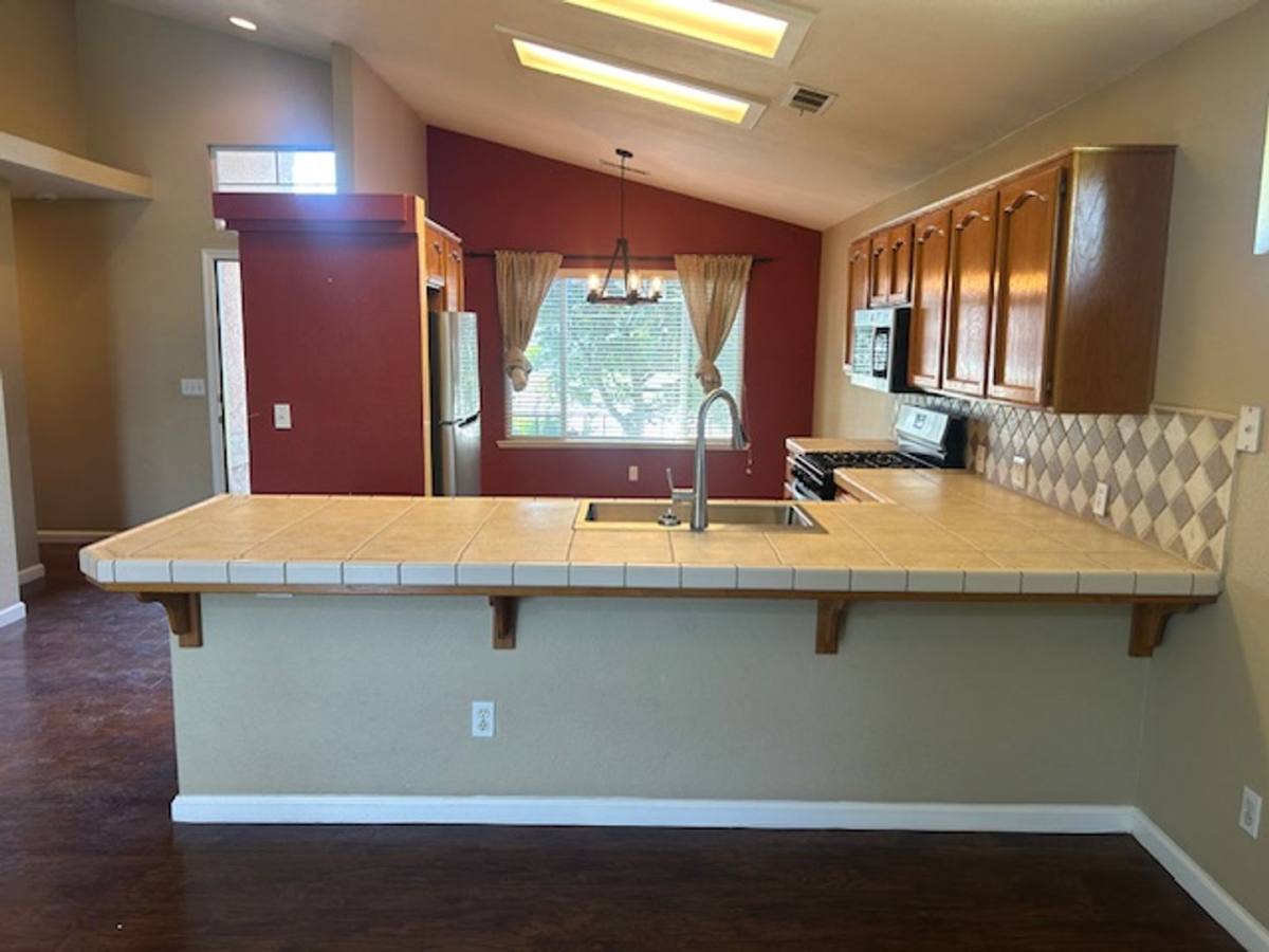 House for rent at 1896 Mathew Ave, Farmersville, CA 93223