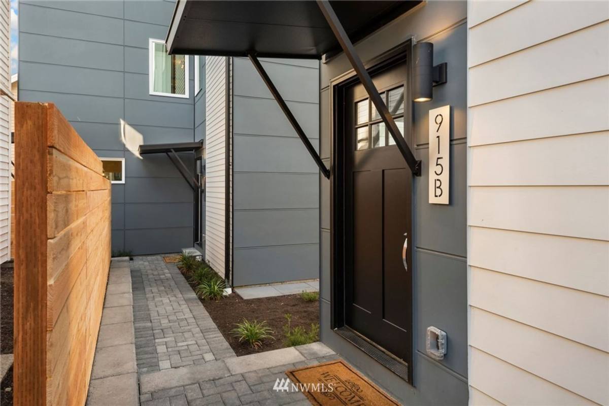 Townhouse for rent at 915 N 103rd St #B, Seattle, WA 98133