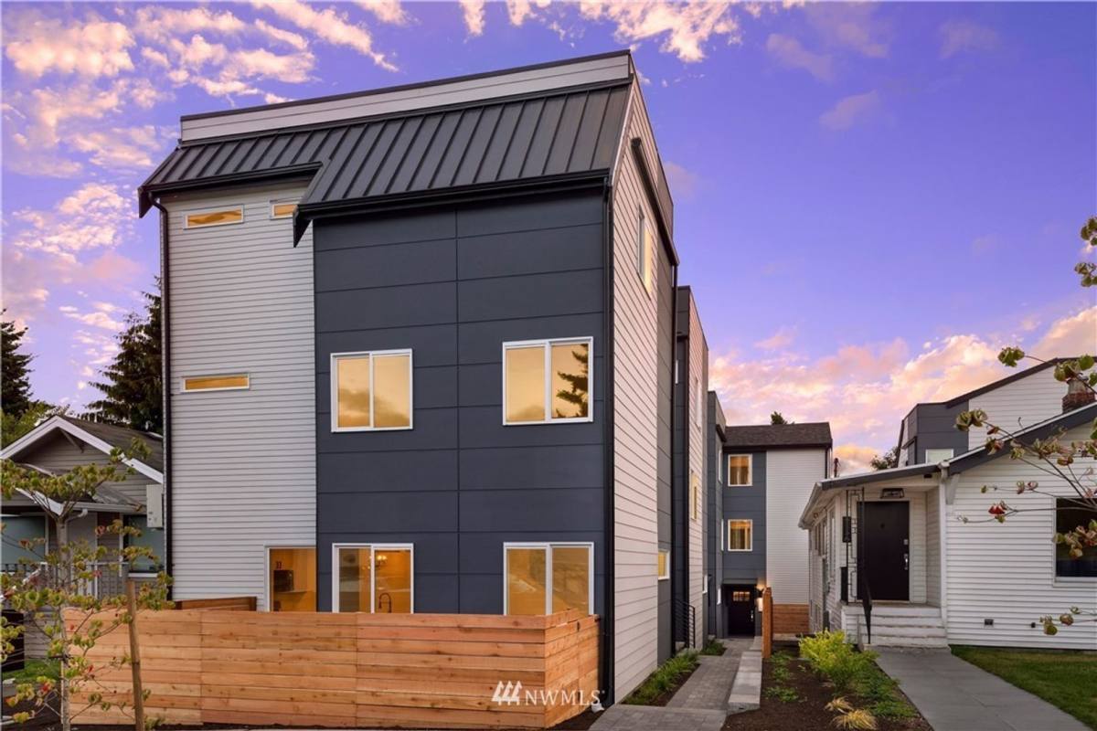 Townhouse for rent at 915 N 103rd St #B, Seattle, WA 98133