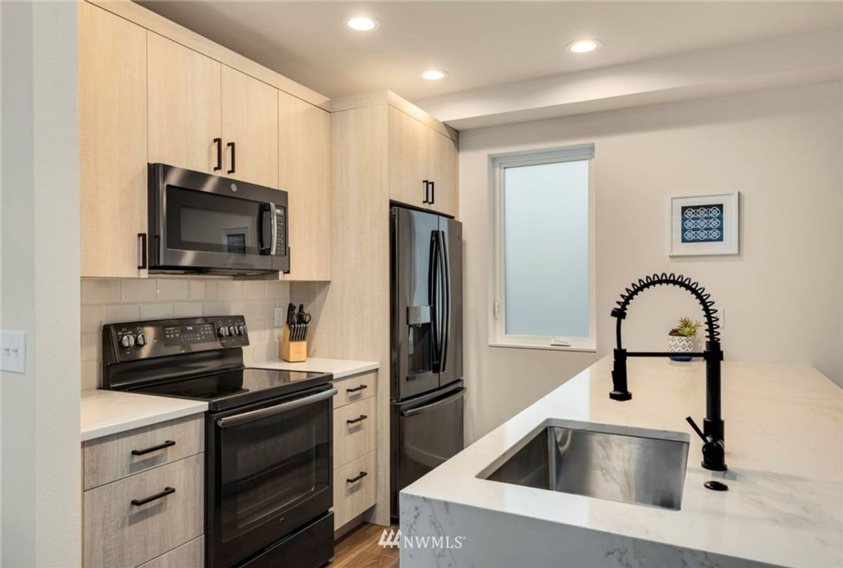 Townhouse for rent at 915 N 103rd St #B, Seattle, WA 98133