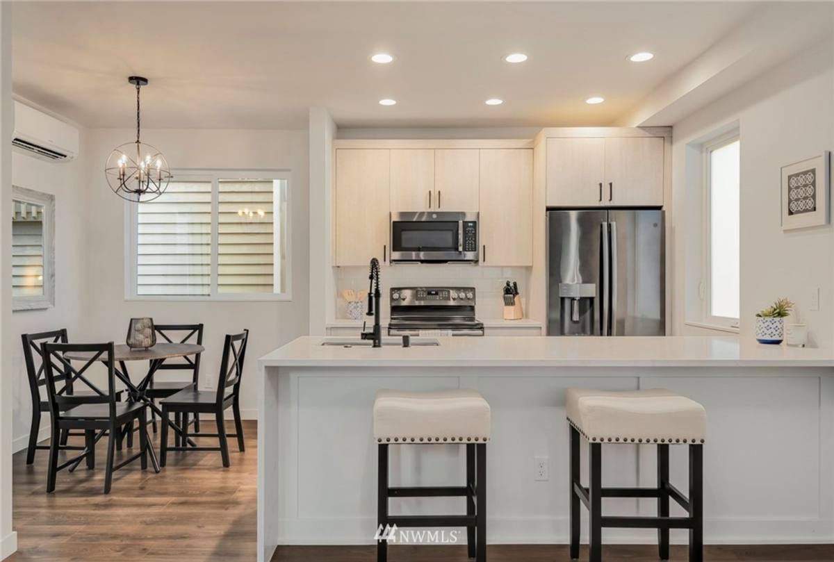 Townhouse for rent at 915 N 103rd St #B, Seattle, WA 98133