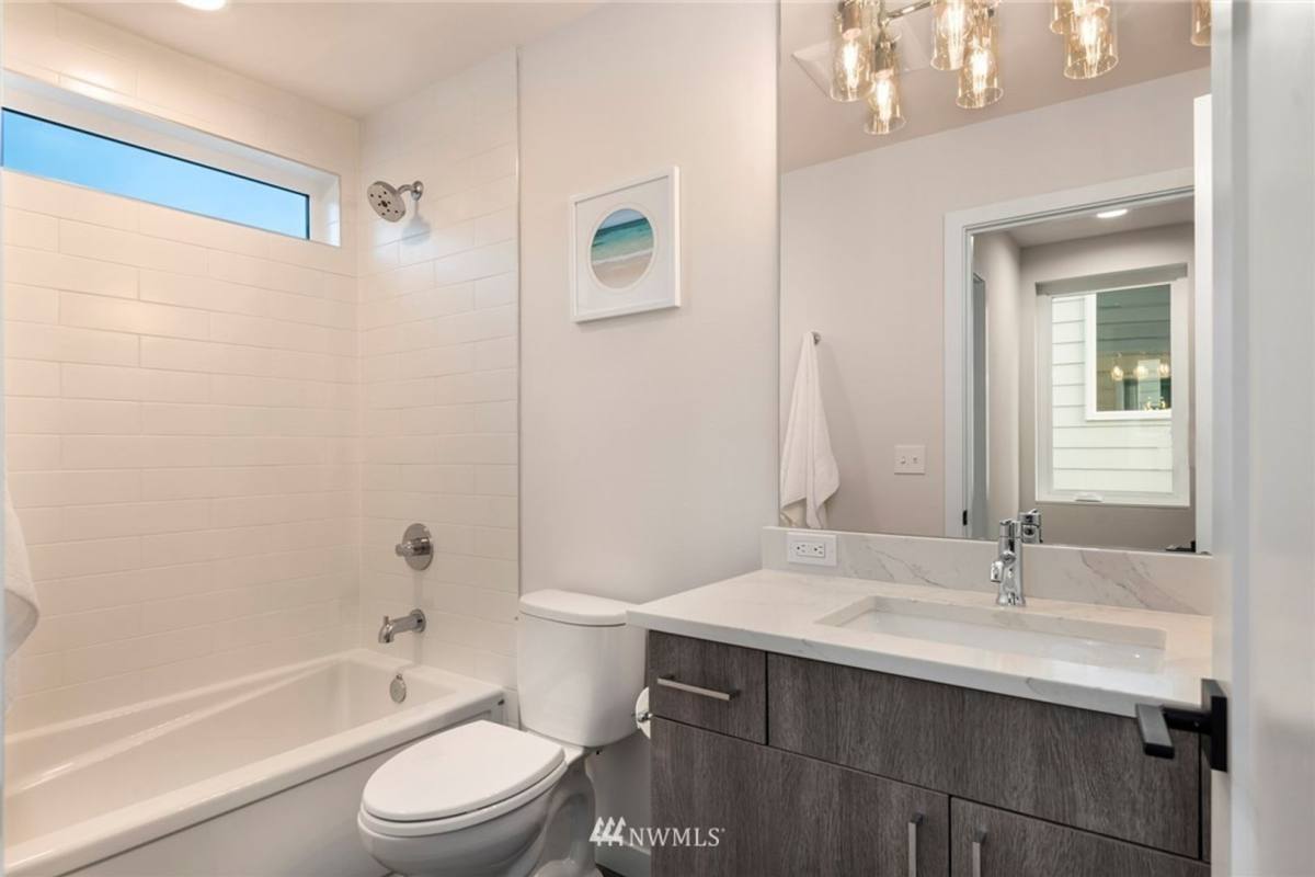 Townhouse for rent at 915 N 103rd St #B, Seattle, WA 98133