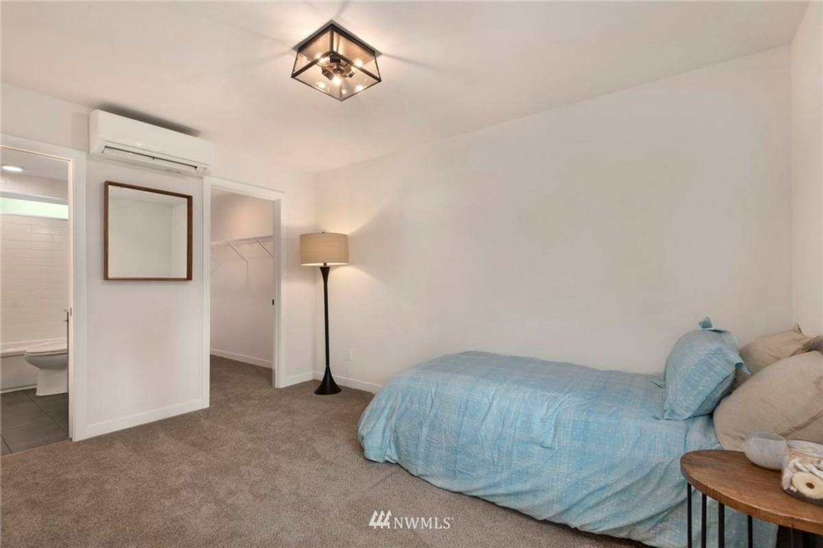 Townhouse for rent at 915 N 103rd St #B, Seattle, WA 98133
